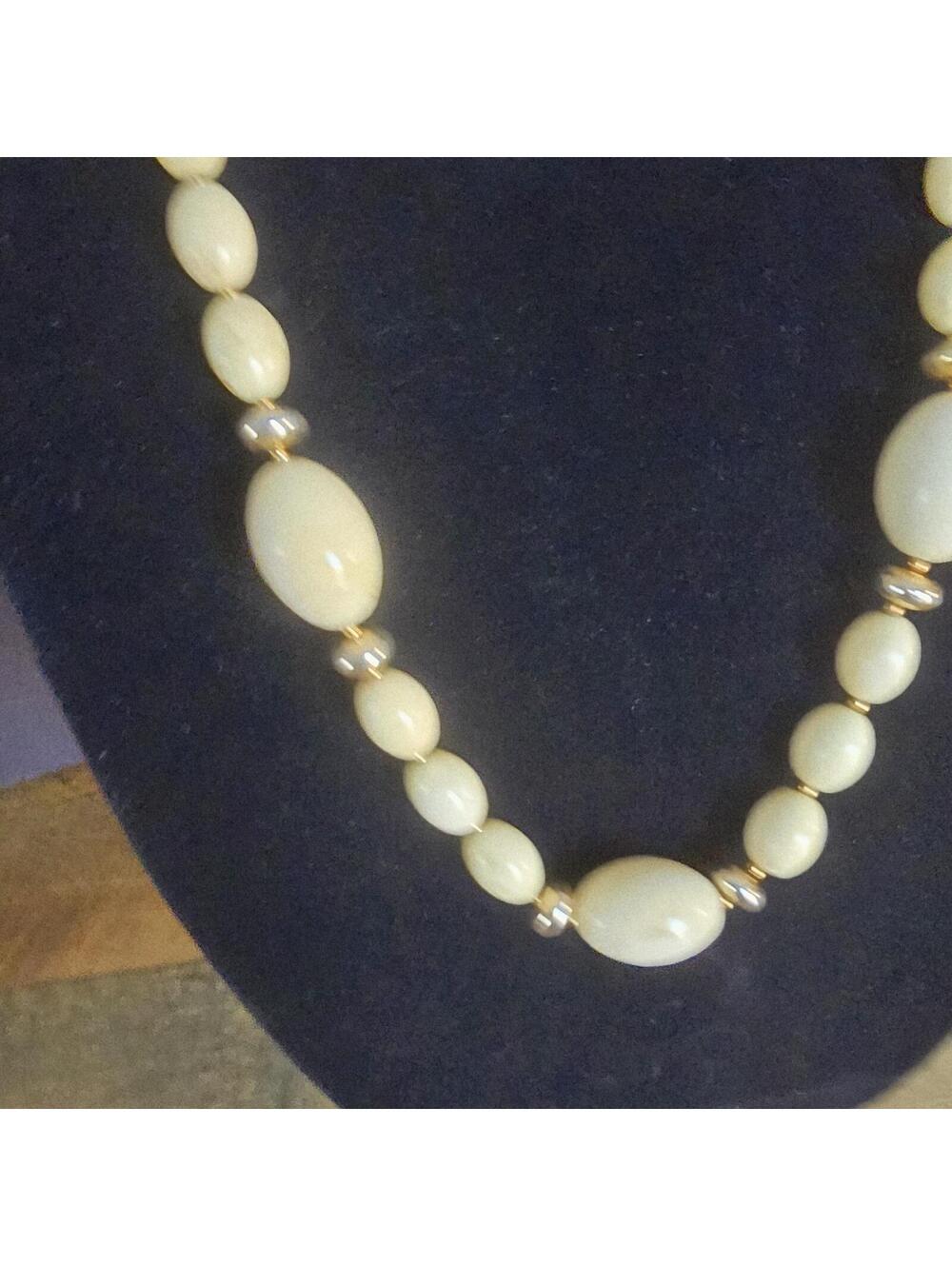 Vtg Marbled Lucite Oval Beaded Necklace Pale Yellow w/ Gold Metal Spacers 31.5"